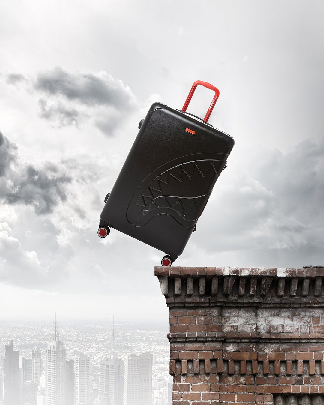 SHARKITECTURE MOLDED 29ƒ?� FULL-SIZE LUGGAGE