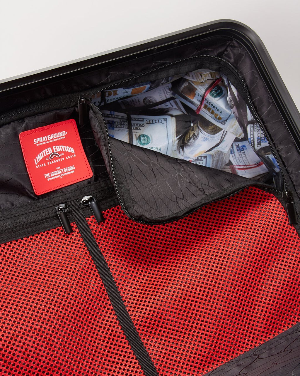 SHARKITECTURE MOLDED 29ƒ?� FULL-SIZE LUGGAGE