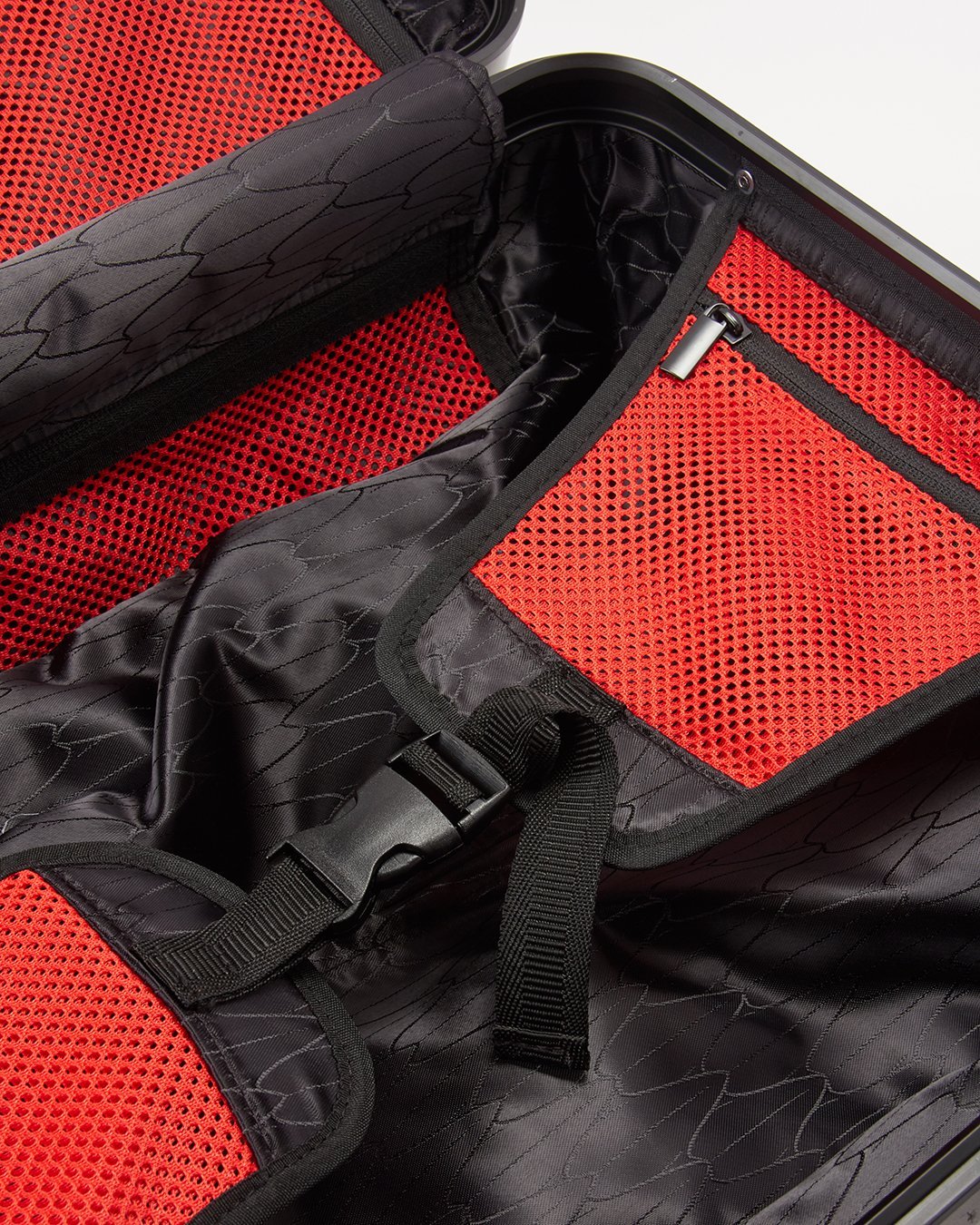 3AM SHARKNAUTICS 29.5ƒ?� FULL-SIZE LUGGAGE