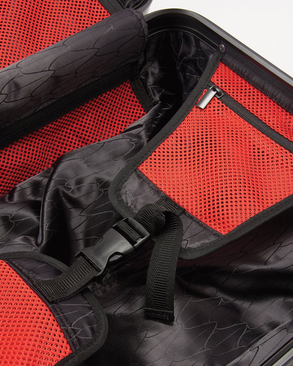 SHARKNAUTICS (CAMO) 29.5ƒ?� FULL-SIZE LUGGAGE