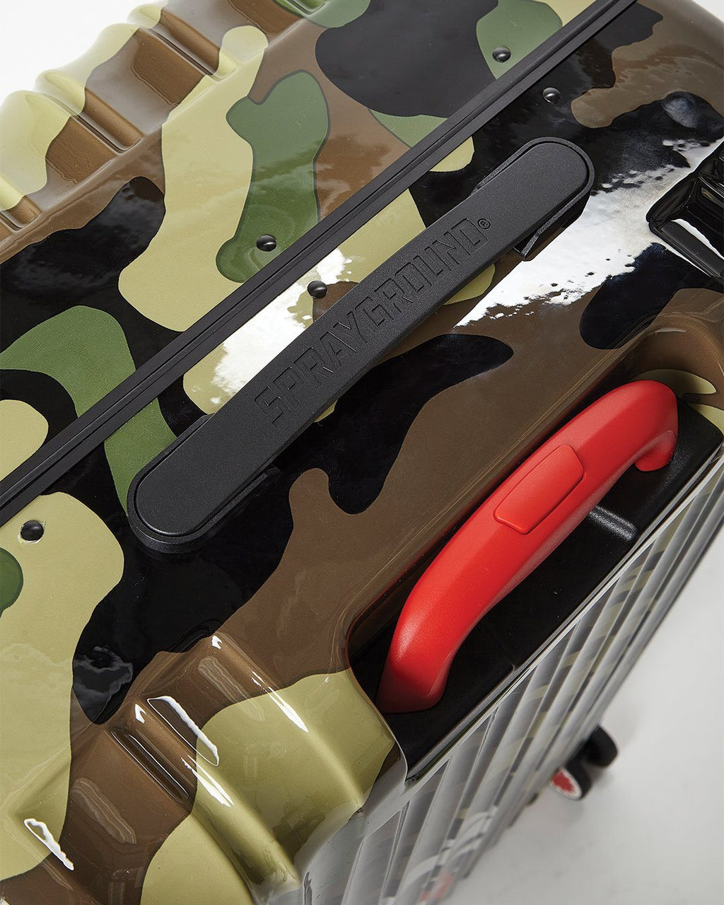 SHARKNAUTICS (CAMO) 29.5ƒ?� FULL-SIZE LUGGAGE